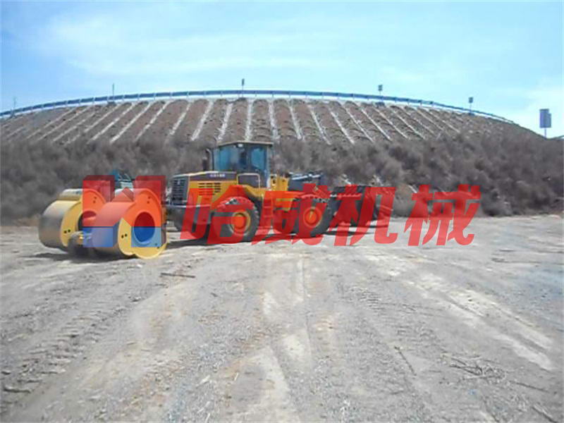 裝載機(jī)帶的(de)沖擊碾壓機(jī)